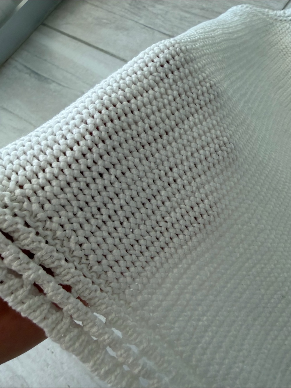 Banana Republic White Cropped Cotton Sweater Tank Size M-L with handmade brooch - Picture 7 of 7